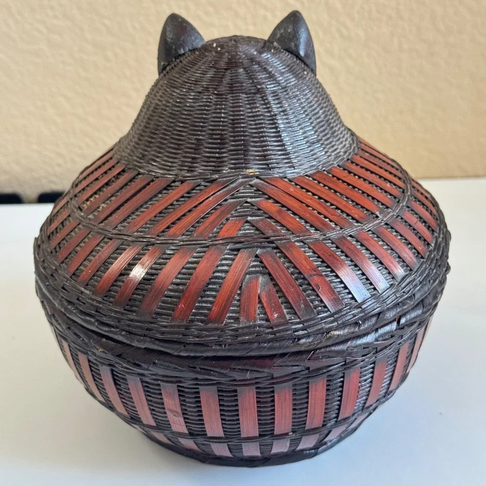 Vintage Woven Wicker Cat Basket with Lid Decorative Feline Trinket Box Brown